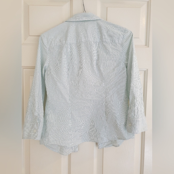 BNWOT Womens Size 6 Long Sleeve adjustable business shirt, striped, button up. - Picture 10 of 12